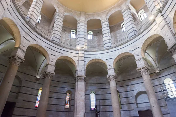 Interiér z Pisa baptisterium svatého Jana v Piazza dei Mirac — Stock fotografie