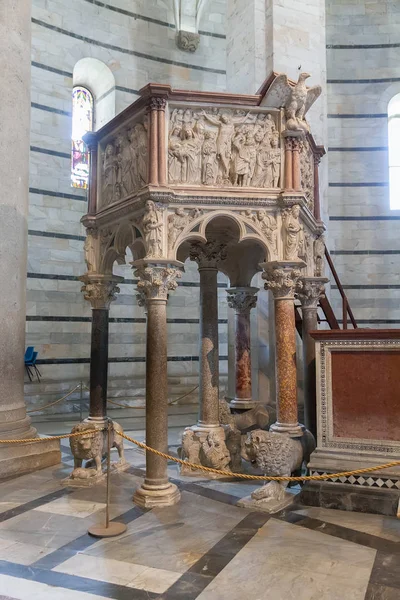 O púlpito de Nicola Pisano no Batistério de Pisa de São João i — Fotografia de Stock