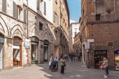 Siena, Toskana, İtalya mağazalar ile sokak