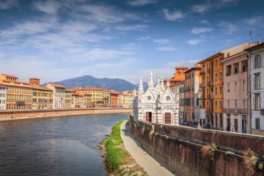 Pisa kilise Santa Maria della Spina Arno dolgu üzerinde