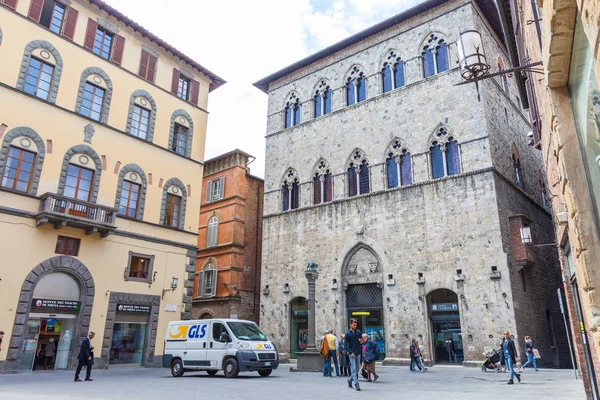 Siena - şehrin amblemi ile kare; yalakalık bir dişi kurt — Stok fotoğraf