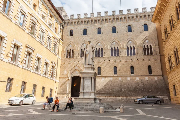 Piazza a Siena con monumento a Sallustio Bandini — Foto Stock