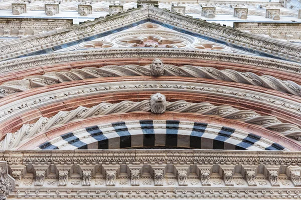 Détails de la façade de la cathédrale de Sienne (Duomo di Siena ) — Photo