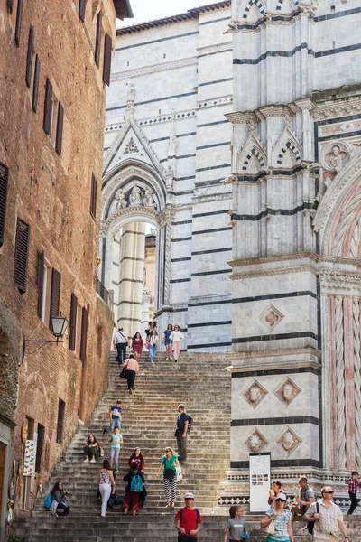 Los turistas van a la Catedral de Siena (Duomo di Siena ) — Foto de Stock