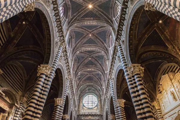 Interior de la Catedral de Siena (Duomo di Siena), iglesia medieval, Es — Foto de Stock