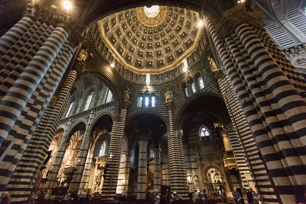 Interior de la Catedral de Siena (Duomo di Siena), iglesia medieval, Es — Foto de Stock