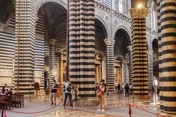 Interior de la Catedral de Siena (Duomo di Siena), iglesia medieval, Es — Foto de Stock