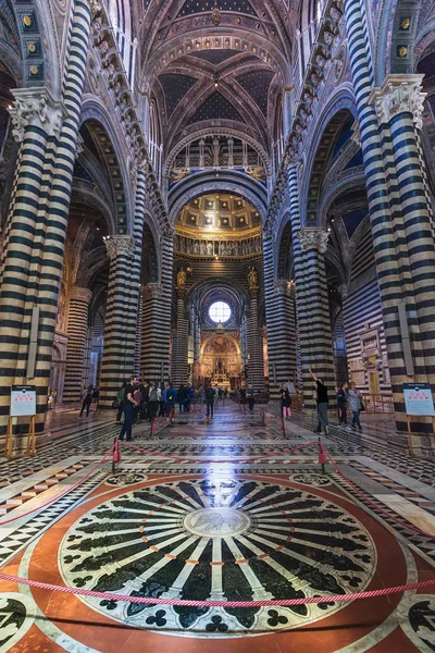 Interior de la Catedral de Siena (Duomo di Siena), iglesia medieval, Es — Foto de Stock