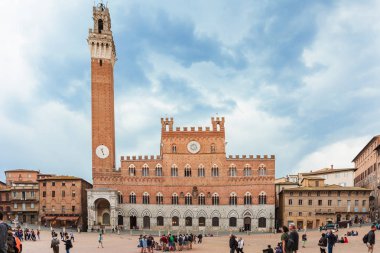 Piazza del Campo (Campo Meydanı), Siena, İtalya'nın Mangia Kulesi