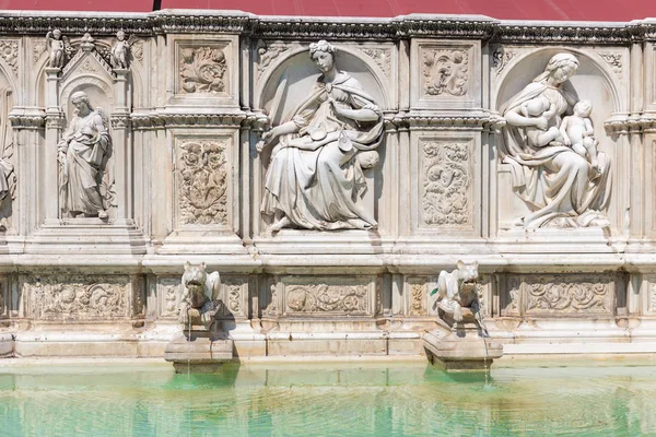 Die fonte gaia auf der piazza del campo im zentrum von siena, i — Stockfoto