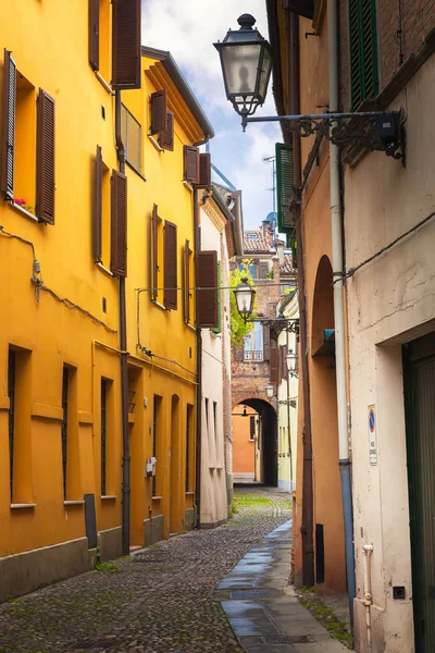 フェラーラ、古い狭い通り、イタリア — ストック写真