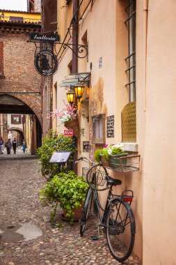 Ferrara, İtalya ortaçağ bir sokakta bir kafe girişi