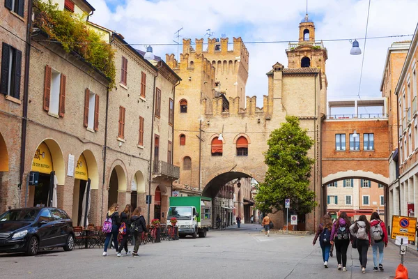 Turister vandrar i den center i Ferrara, Italien — Stockfoto