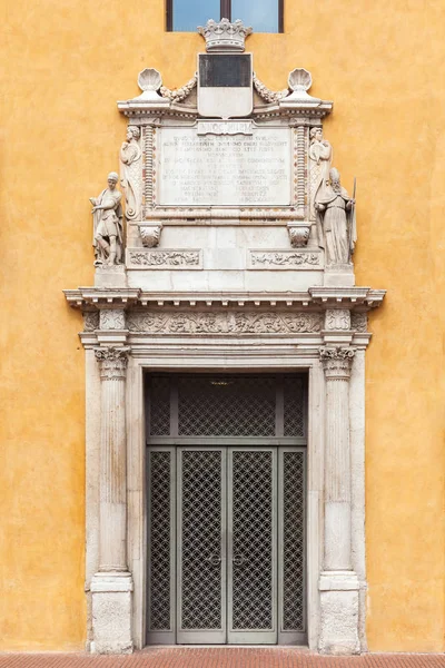 Роскошный портал старого здания в Ферраре, Италия — стоковое фото