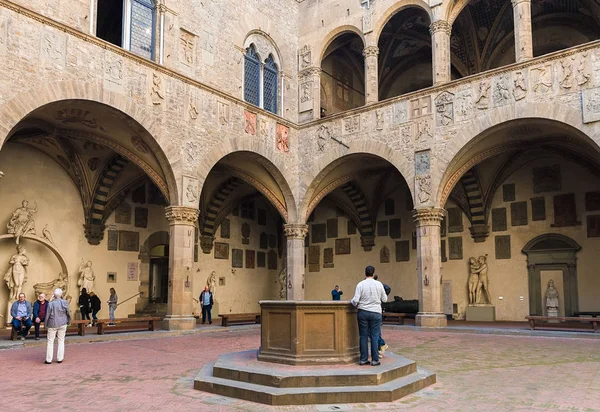 Dziedziniec w Bargello, znany również jako Museo Nazionale w — Zdjęcie stockowe