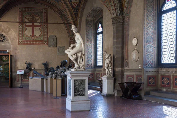 Интерьер Барджелло, также известный как Museo Nazionale del Bargello Florence — стоковое фото