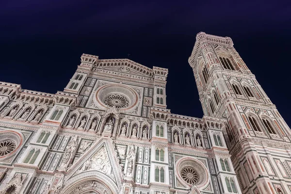 Fachada de la Catedral Santa Maria del Fiore por la noche Florencia — Foto de Stock
