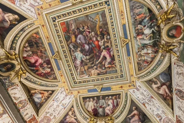 Decke eines der Säle des Palazzo Vecchio - Rathaus der Stadt — Stockfoto