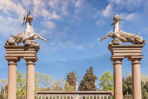 Portão com esculturas de animais nos Jardins Boboli em Florenc — Fotografia de Stock