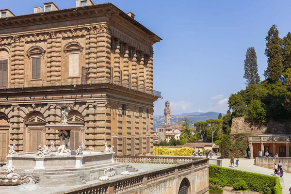 Palazzo Pitti y la fuente, Florencia en Italia — Foto de Stock