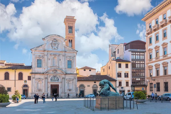 Franciskanska kyrkan Ognissanti eller kyrkan av alla i centrala Florenc — Stockfoto