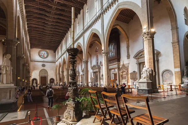 Interior de la Basílica de la Santa Cruz en Florencia, Ella — Foto de Stock