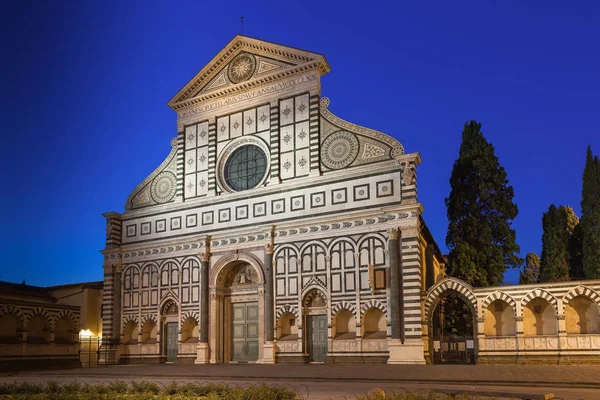 Basílica de Santa Maria Novella en Florencia por la noche, Italia — Foto de Stock