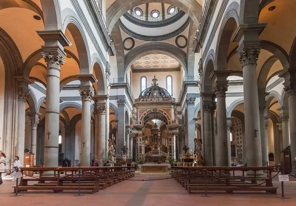 Interieur van de basiliek van de Heilige Geest (Santo Spirito) in F — Stockfoto