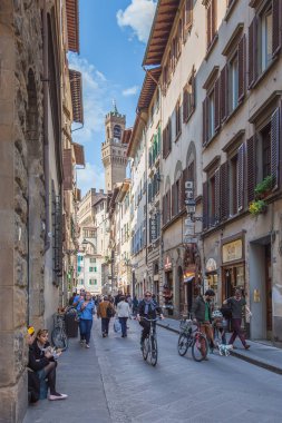 Flor Merkezi eski sokaklarında geziniyor turist