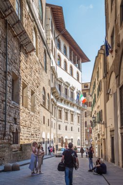 Flor Merkezi eski sokaklarında geziniyor turist