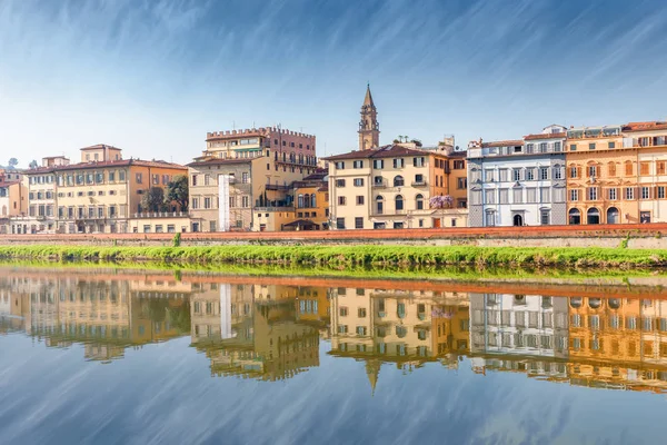 Muelle del río Arno con reflejo en Florencia — Foto de Stock