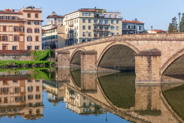 Puente Ponte allá Carraia sobre el río Arno en Florencia — Foto de Stock