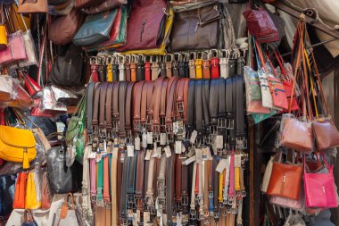 Kemer, çanta ve diğer deri eşyalar içinde Sokak pazarında 