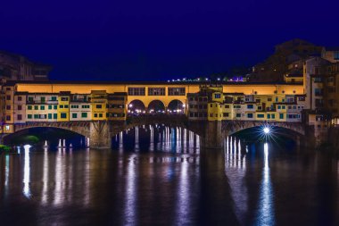 Geceleri Floransa'daki Ponte Vecchio köprü