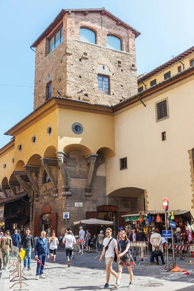 Turisti sul ponte Ponte Vecchio a Firenze — Foto Stock