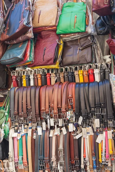 Riemen, tassen en andere lederwaren in de straatmarkt in de — Stockfoto