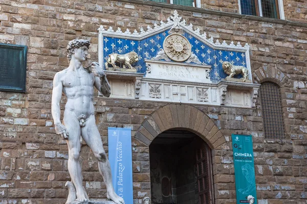 Entrance to Palazzo Vecchio with frontispiece and statues �� rep — Stock Photo, Image