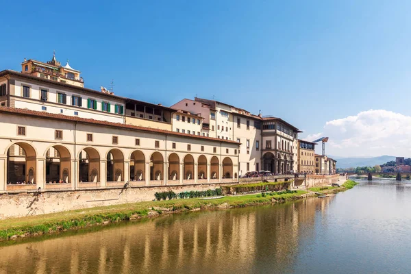 Muelle del río Arno y la Galería de los Uffizi en Florencia — Foto de Stock