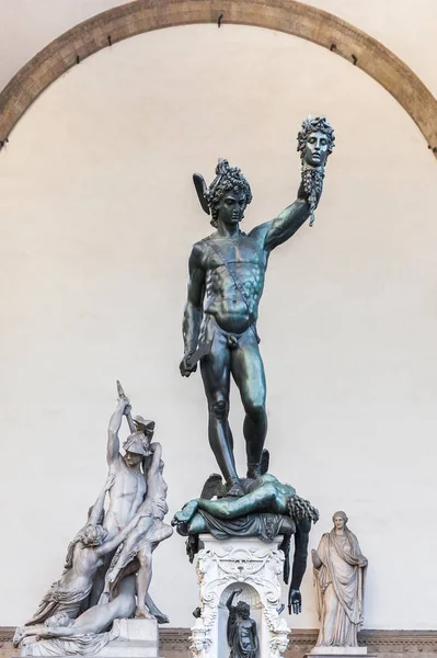 Perseus with the Head of Medusa, under Loggia dei Lanzi against — Stock Photo, Image