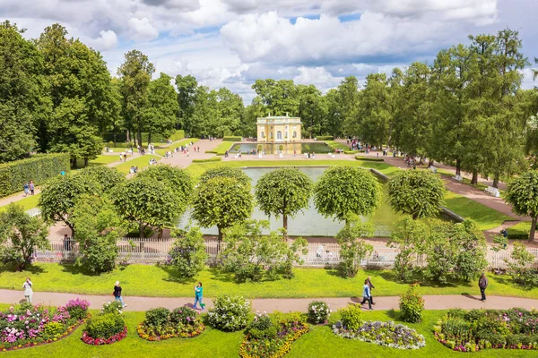 Katharinenpark mit Pavillon, in der Nähe von St. petersburg. — Stockfoto