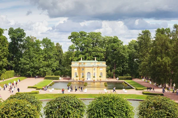 Katharinenpark mit Pavillon, in der Nähe von St. petersburg. — Stockfoto