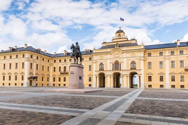 Konstantinovsky Sarayı ve anıt büyük St Peter için — Stok fotoğraf