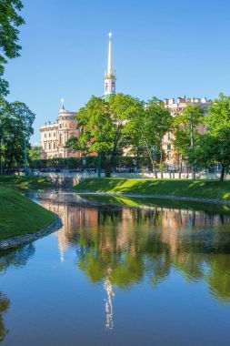 Mühendisin kale St Petersburg'da yaz bahçeden görüntülemek