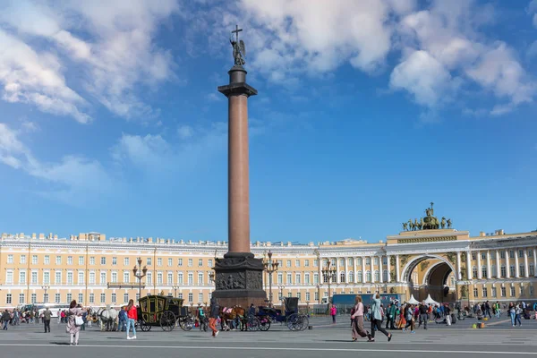 Turistas caminan en la Plaza del Palacio en San Petersburgo, Rusia —  Fotos de Stock