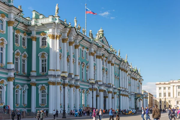 Edificio de la Ermita (Palacio de Invierno) en la Plaza del Palacio en St. —  Fotos de Stock