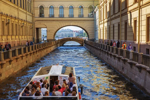 Navire touristique sur le canal d'hiver à Saint-Pétersbourg, Russie — Photo