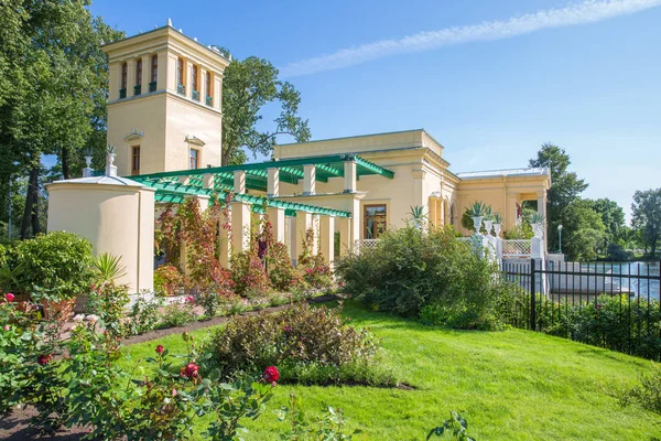 De tsarina paviljoen in Peterhof op eilanden, Sint-Petersburg, Russi — Stockfoto