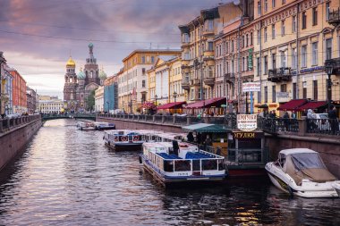 Tekne turist Griboyedov kanaldaki Griboyedov kanal kurtarıcı yakınındaki
