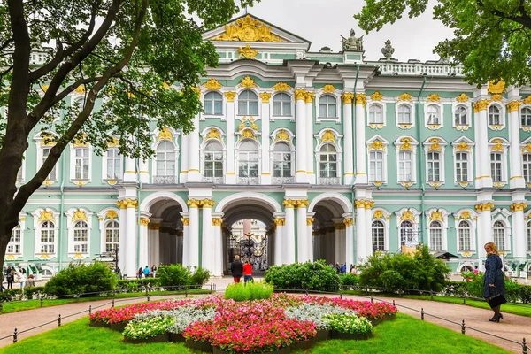 De binnenplaats van het Winterpaleis (museum Hermitage) in St. huisdier — Stockfoto