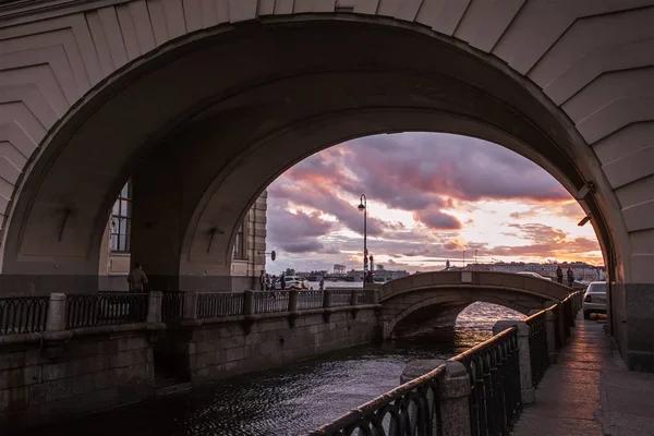 Canal de Inverno em São Petersburgo ao pôr do sol — Fotografia de Stock